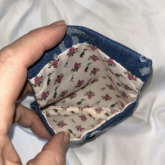 CHANEL Blue Travel Comb And Button Close Denium Pouch Set - Picture 10 of 15